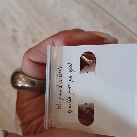 NWT Francesca's Heart Hoop Earrings - Picture 4 of 5